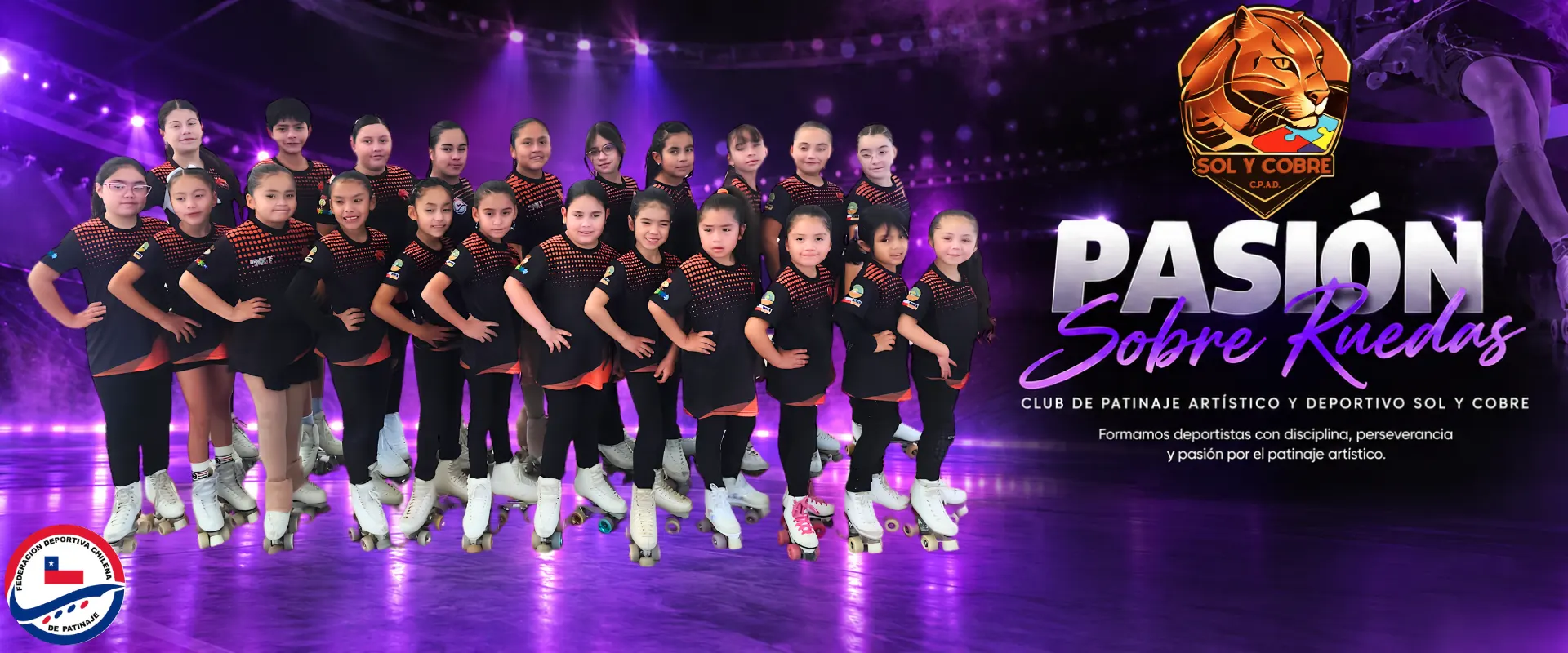 Deportistas del club posando con sus patines y el uniforme negro con detalles naranjos, sobre un escenario iluminado en morado.